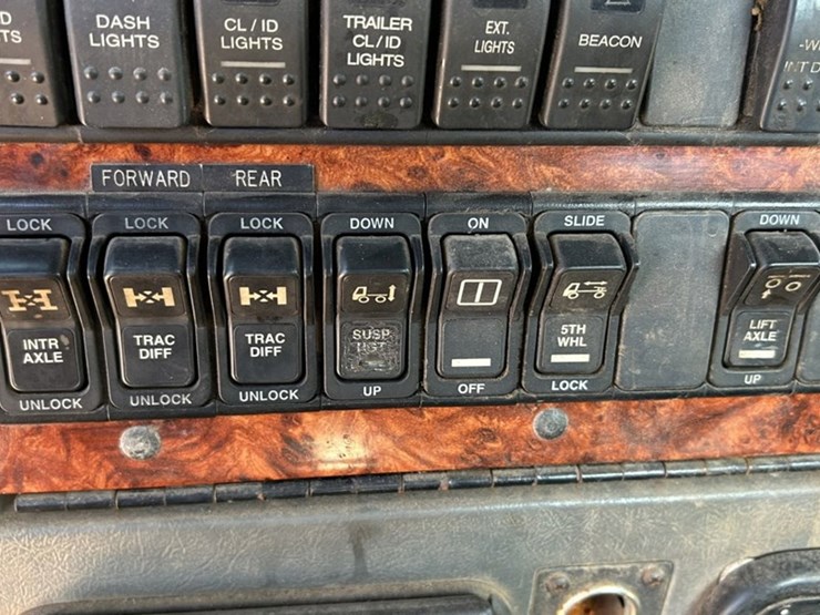 #1114-•-2005-western-star-tri-axle-heavy-haul-truck-tractor-image-63