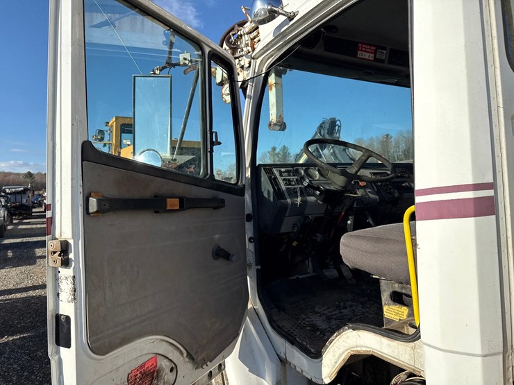 1998-freightliner-fl70-image-57