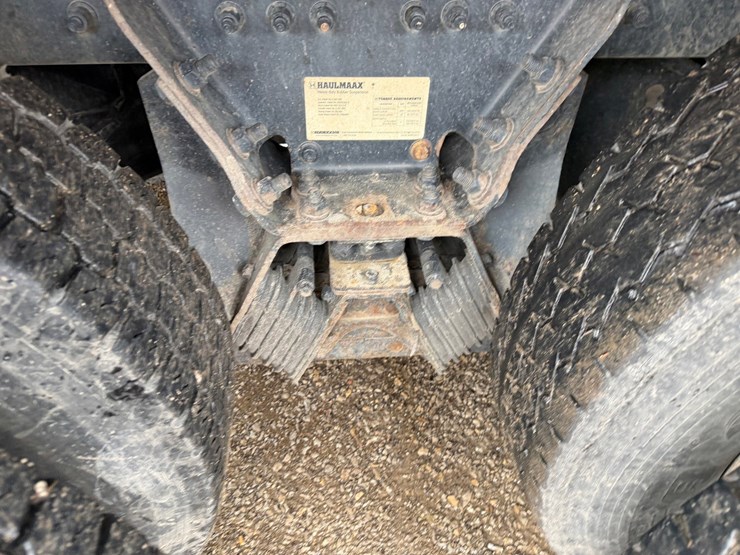 #1360-•-2019-peterbilt-pb520-side-load-garbage-truck-image-40