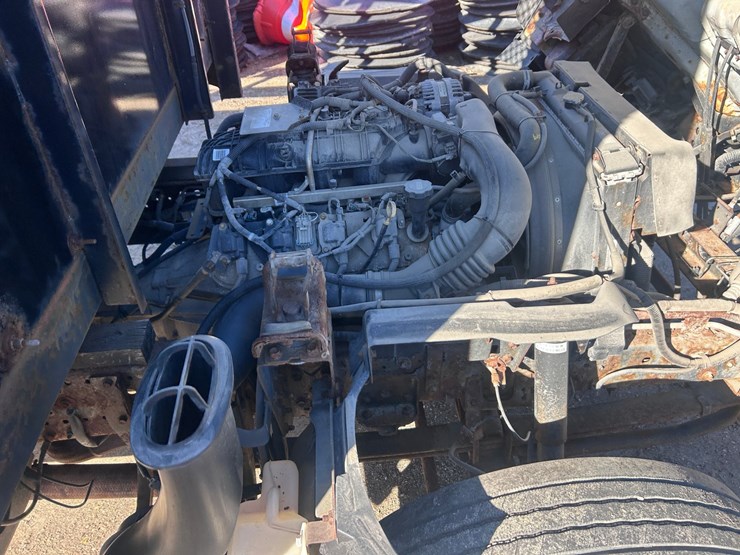 2013-isuzu-npr-image-40