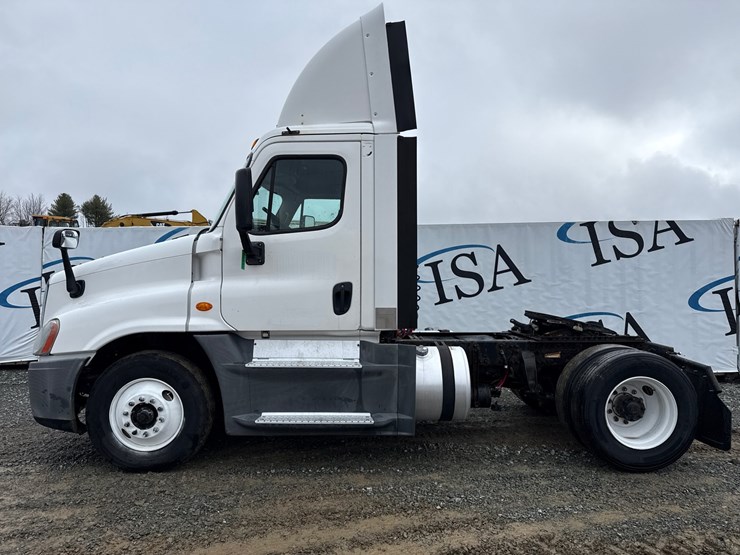 2016-freightliner-cascadia-125-image-1