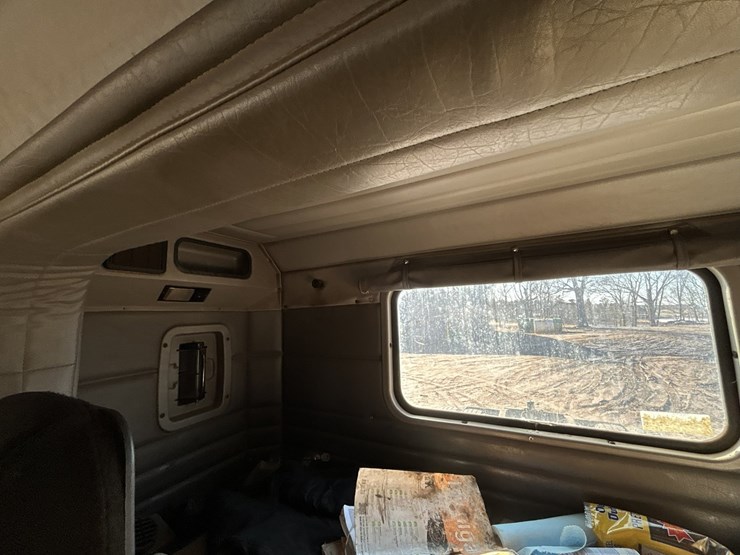 2005-peterbilt-379-image-68