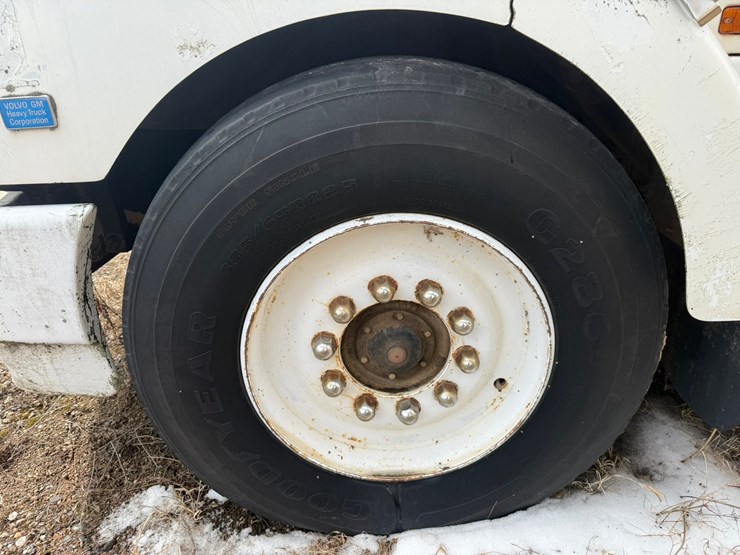 #1117-•-volvo-whitegmc-day-cab-truck-tractor-image-87