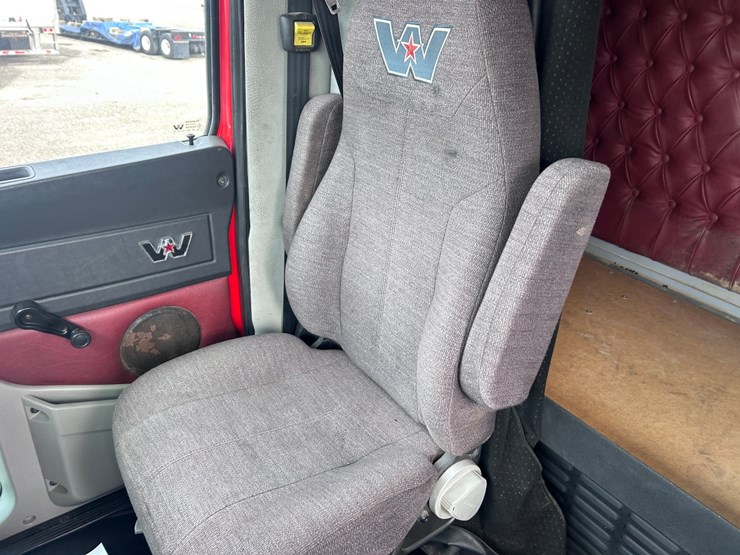 #1009-•-2012-western-star-conventional-4-sleeper-cab-truck-tractor-image-49