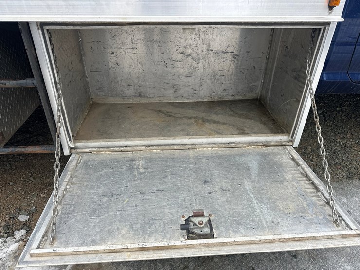 2012-massey-ferguson-8-image-37