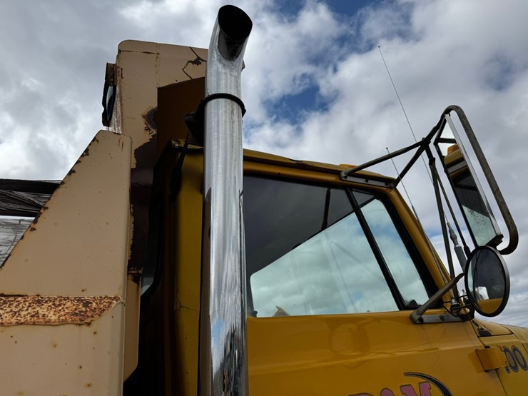 1977-ford-8000-image-18