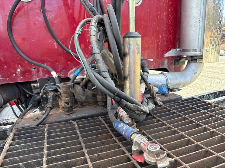 2004-peterbilt-378-image-15