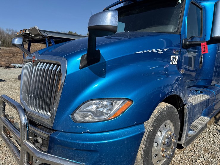 #2199-•-2020-international-a26-sleeper-cab-truck-tractor-image-9