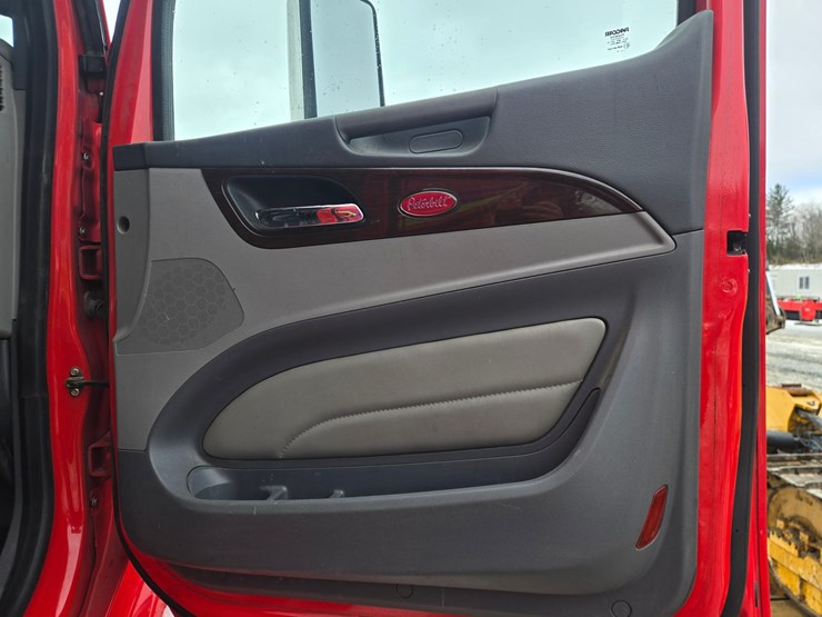 peterbilt-579-image-68