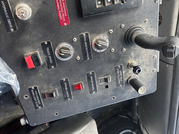 2005-gmc-t7500-image-18