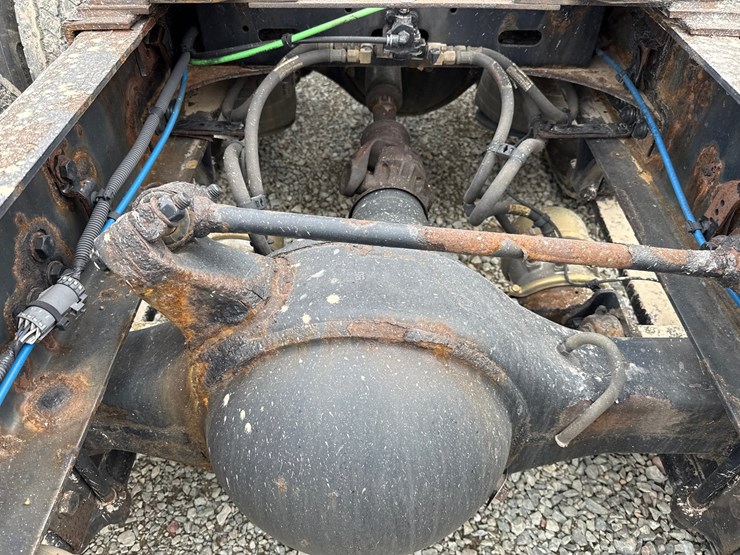 2016-massey-ferguson-8-image-40