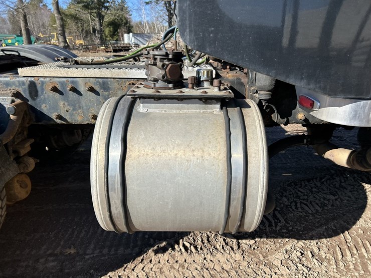 2005-peterbilt-379-image-38