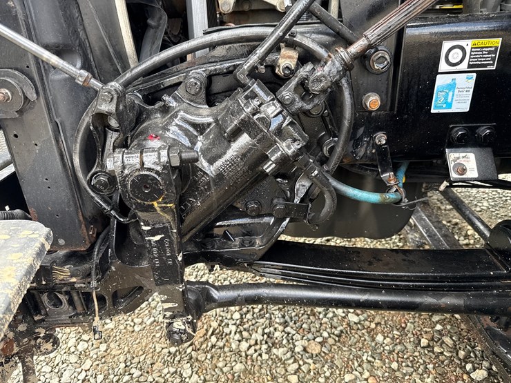 2016-massey-ferguson-8-image-10