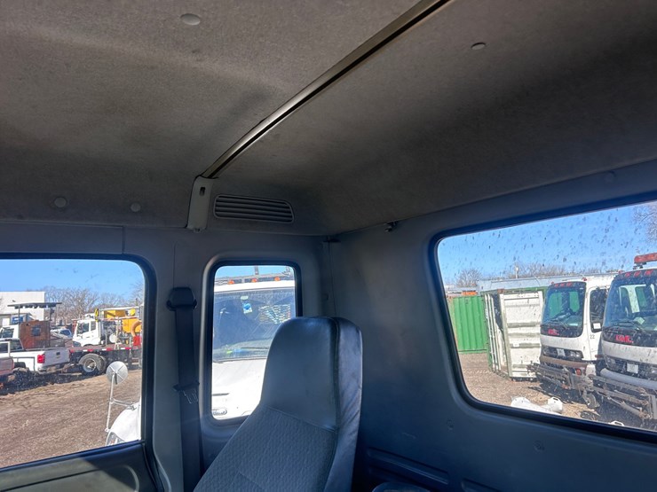 #1694-•-2004-isuzu-cab-and-chassis-image-36