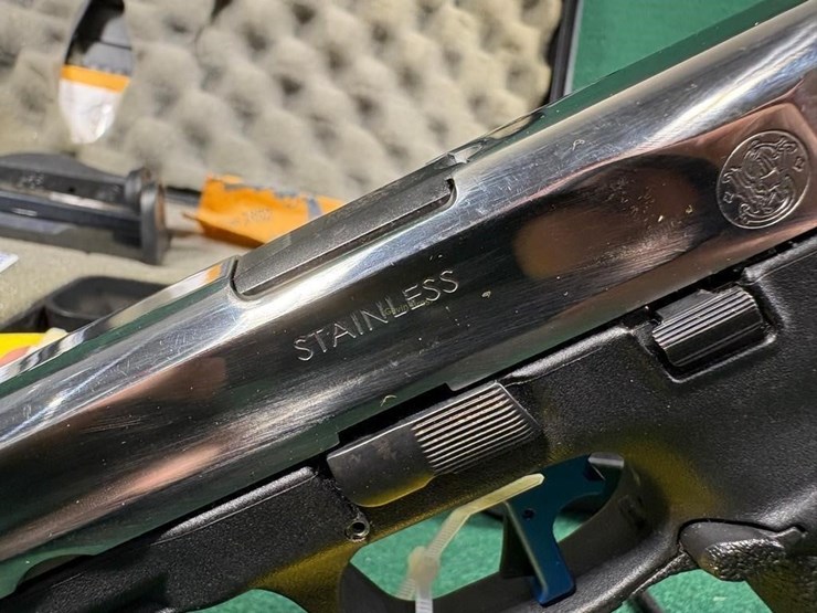 smith-&-wesson-m&p-40---40-s&w-pistol-image-4