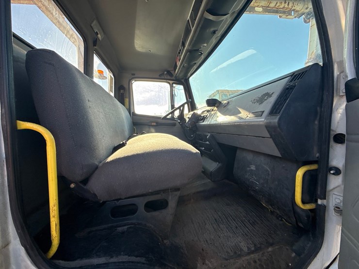 1998-freightliner-fl70-image-56