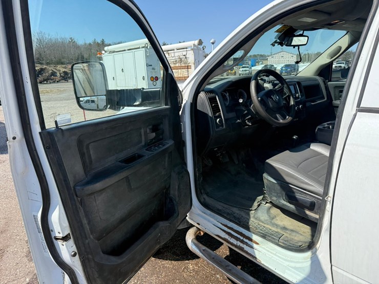 #1063-•-2014-ram-5500-heavy-duty-service-truck-image-22