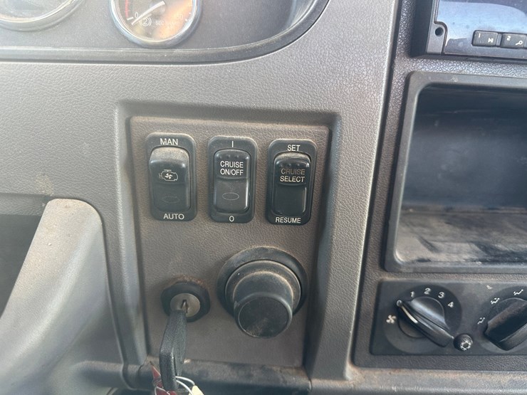 2015-peterbilt-337-image-30