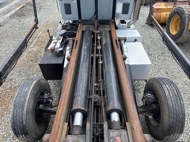 2016-massey-ferguson-8-image-56