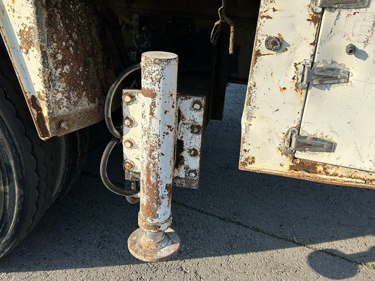 peterbilt-365-image-63