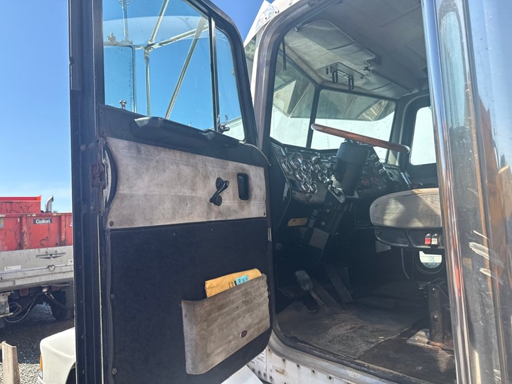 1994-peterbilt-359-image-53