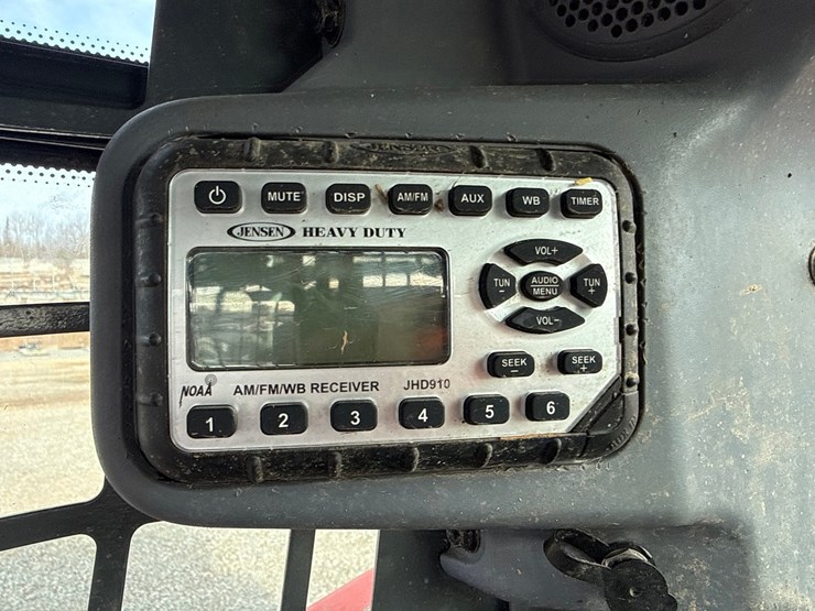 kubota-ssv65-image-33