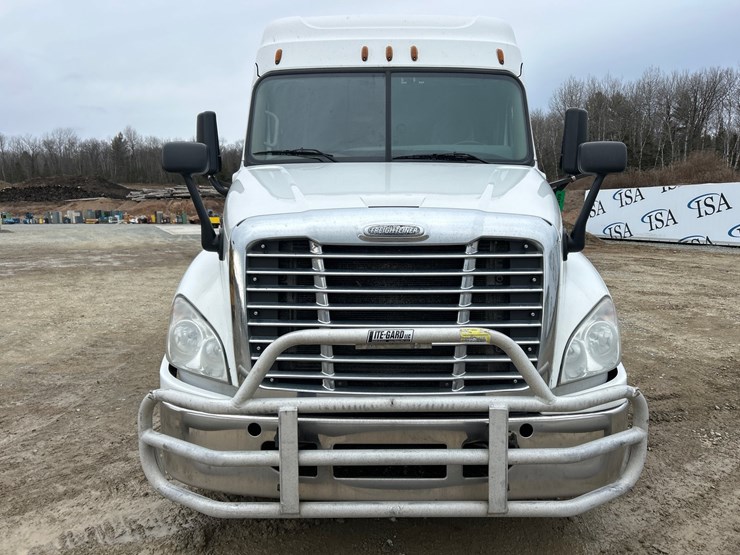 2017-massey-ferguson-8-image-8