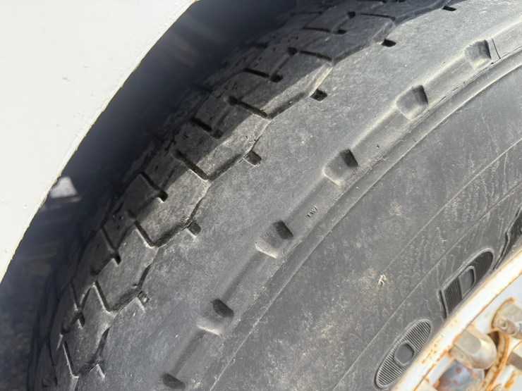 #1117-•-volvo-whitegmc-day-cab-truck-tractor-image-86