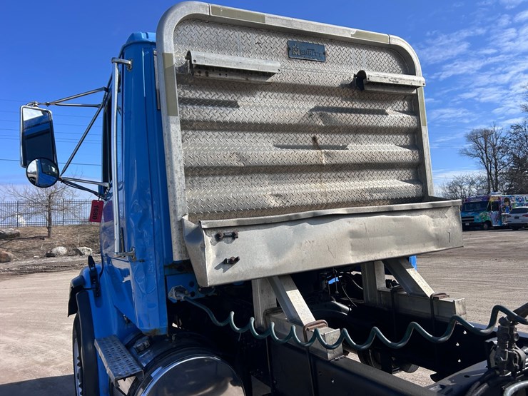 #1680-•-2003-freightliner-day-cab-truck-tractor-image-15