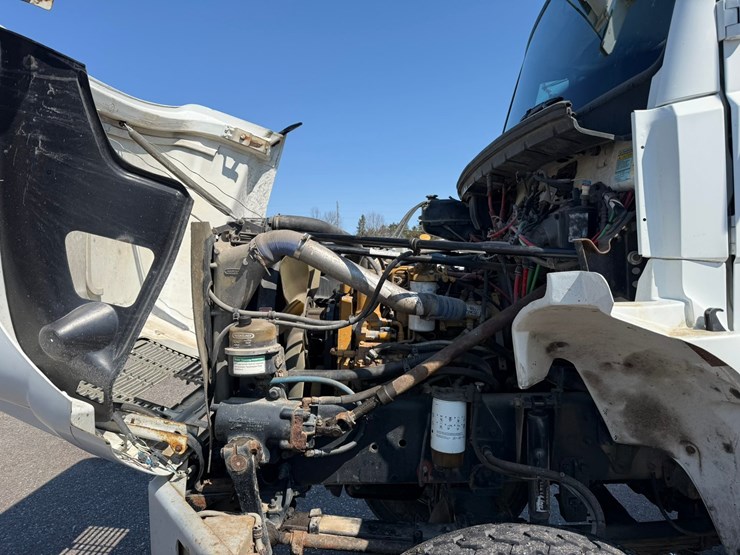 2002-freightliner-fl80-image-9