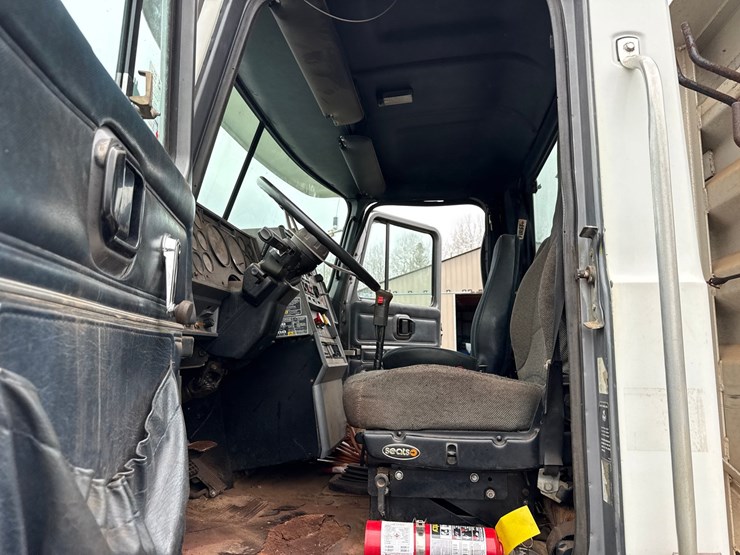 1996-mack-ch613-image-44