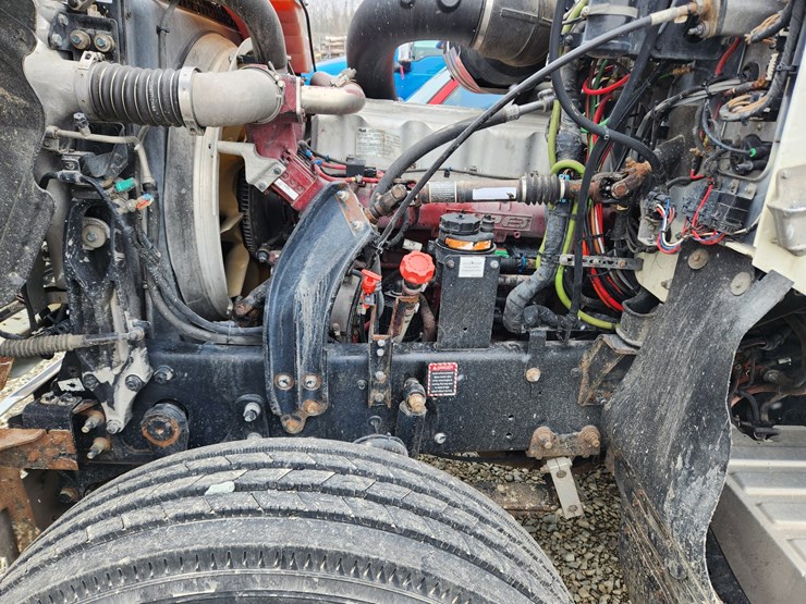 2014-massey-ferguson-8-image-19