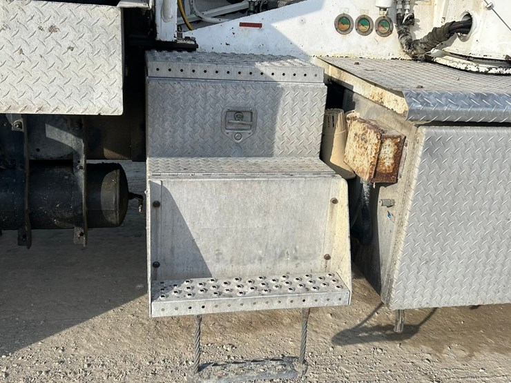 #2237-•-2006-mack-tri-axle-concrete-placement-truck-image-32