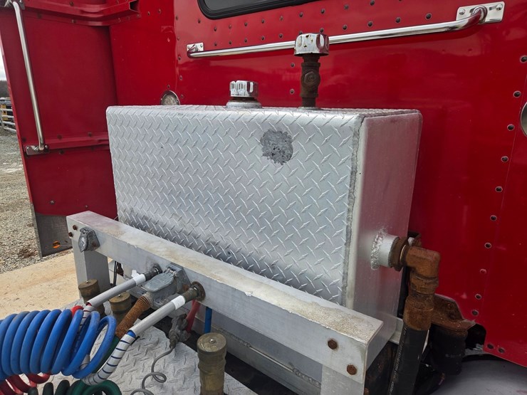 2002-peterbilt-379-image-27