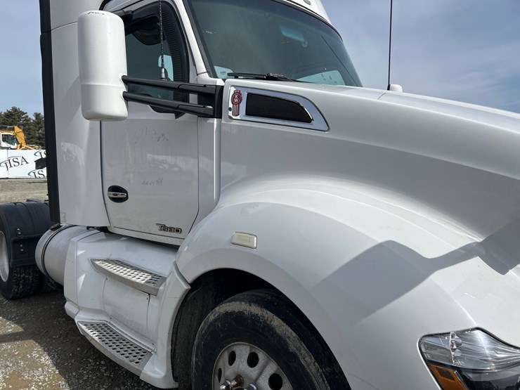 2017-kenworth-t680-image-15
