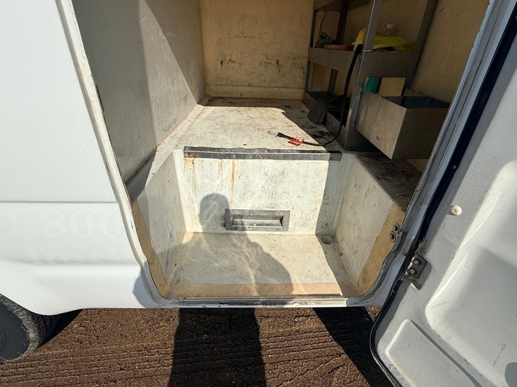 2004-isuzu-npr-image-28