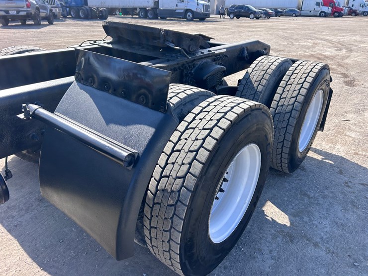 #1680-•-2003-freightliner-day-cab-truck-tractor-image-14