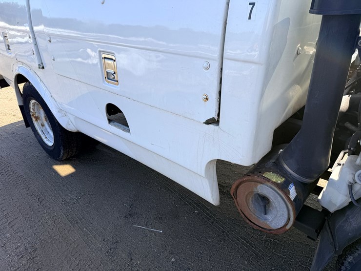 2001-isuzu-npr-image-19