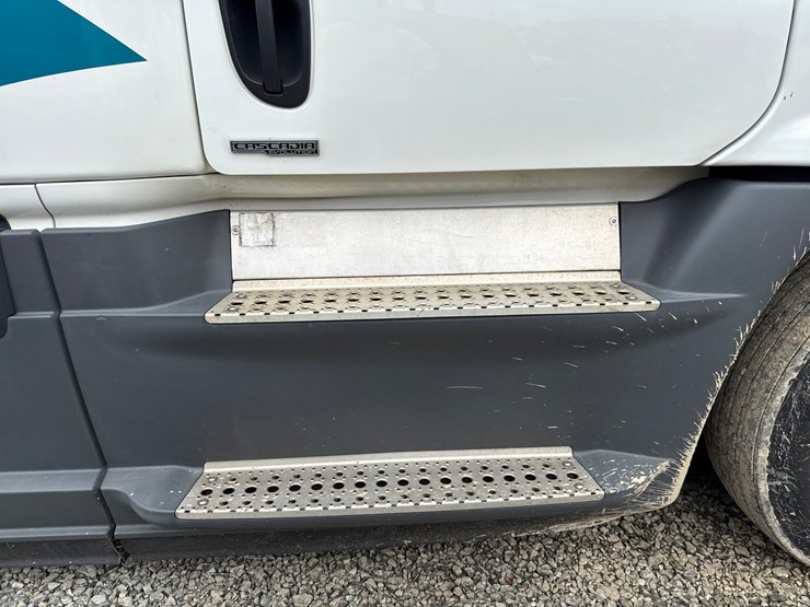 2016-massey-ferguson-8-image-51