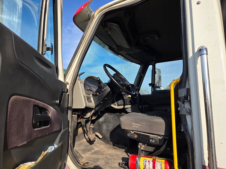 2012-international-7600-image-53