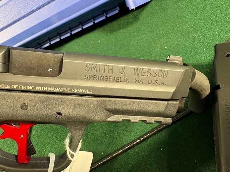 smith-&-wesson-m&p-40---40-s&w-pistol-image-10