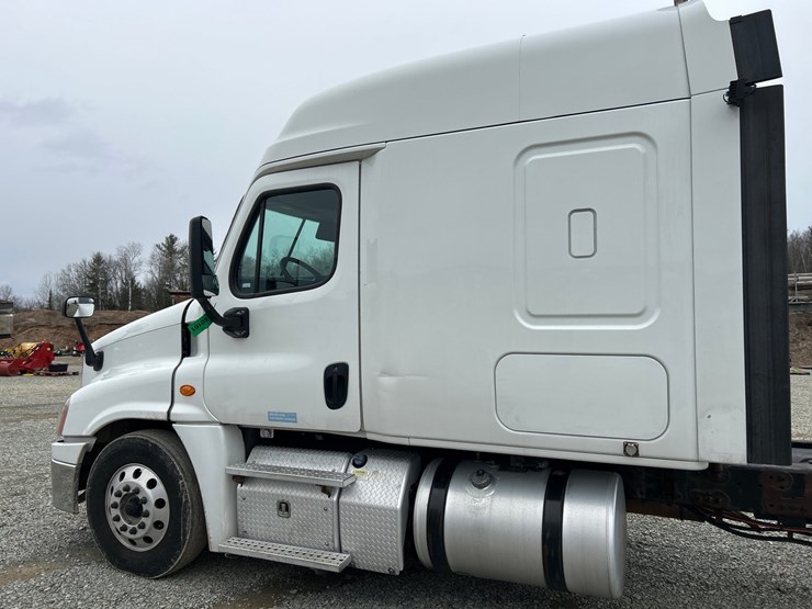 2017-massey-ferguson-8-image-15