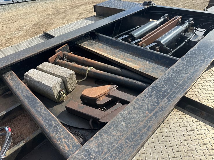 2010-massey-ferguson-8-image-16