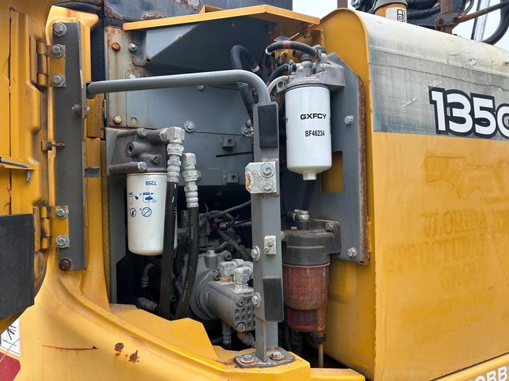 2020-deere-135g-image-15