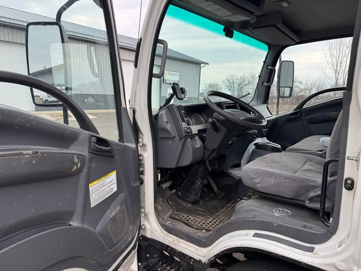 2019-isuzu-nrr-image-31