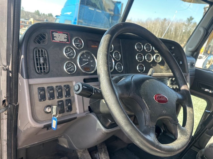 2013-peterbilt-365-image-35