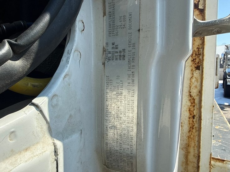 2002-freightliner-fl80-image-70