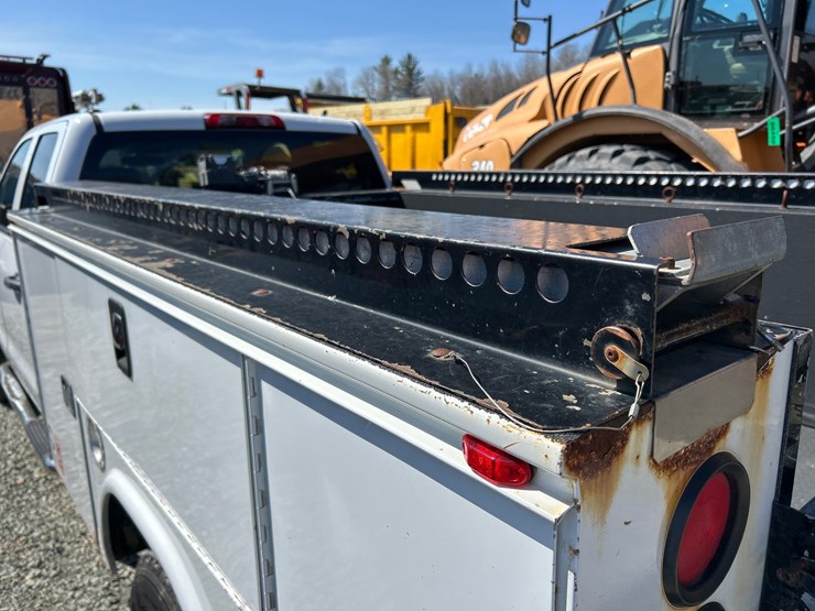 2018-chevrolet-3500-image-31