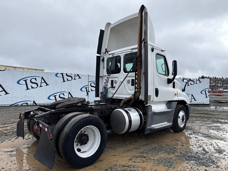 2016-freightliner-cascadia-125-image-4