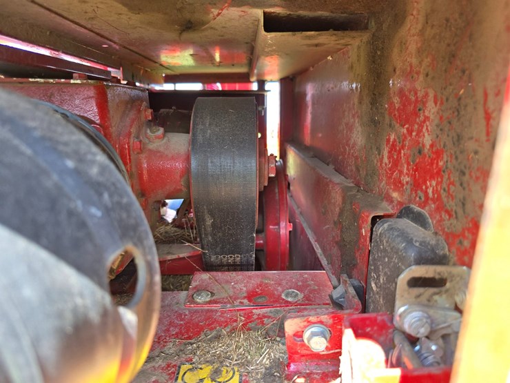 2022-new-holland-210-image-50